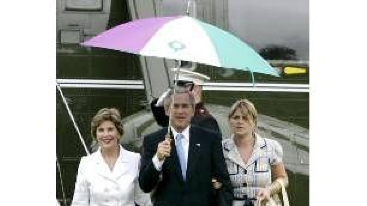 Bush rodeado de su familia, su mujer y su hija