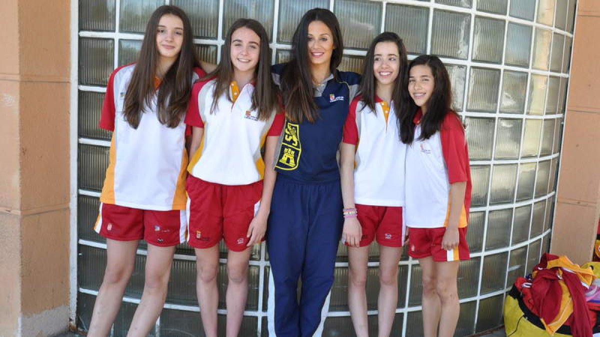Las leonesas Eva Pelayo, Claudia González, Laura Torres y Lucía Gutiérrez junto a su entrenadora Paula García Cascallana.