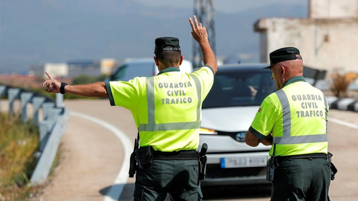 Control de la Guardia Civil en una carretera valenciana, este lunes. /