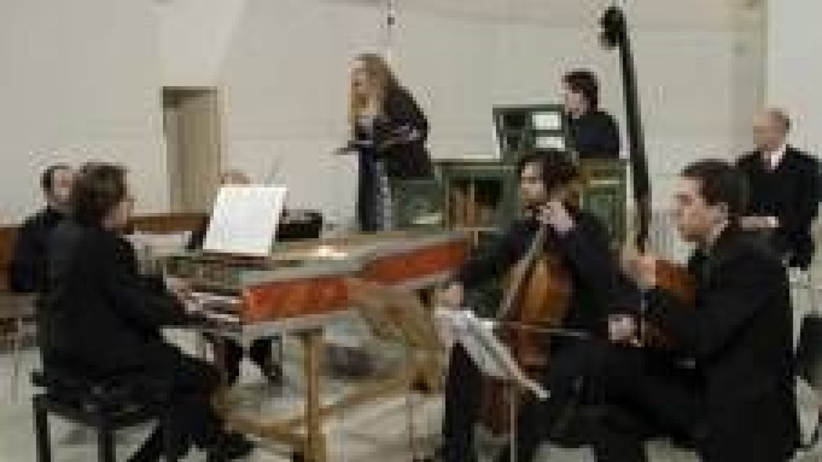 Imagen de algunos de los integrantes de la orquesta durante un ensayo