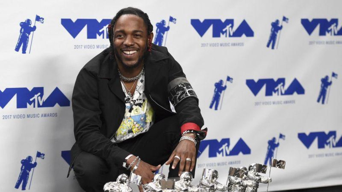 Kendrick Lamar posa con los cinco premios que ha recogido por HUMBLE.