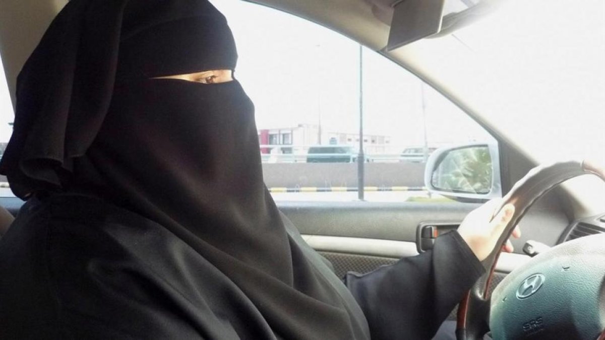 Un activista saudí conduce un vehículo, pese a estar prohibido en su país