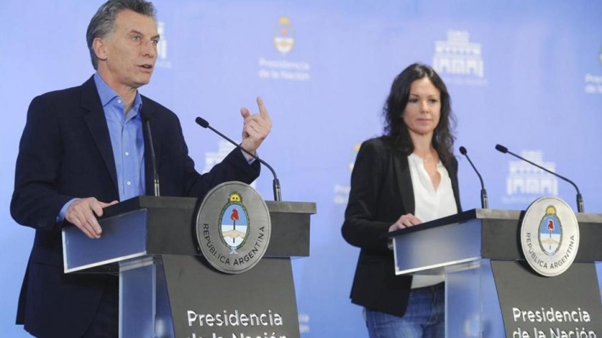 Macri (izq) habla durante una rueda de prensa junto a la ministra de Desarrollo Social, Carolina Stanley, este miércoles, en Buenos Aires.
