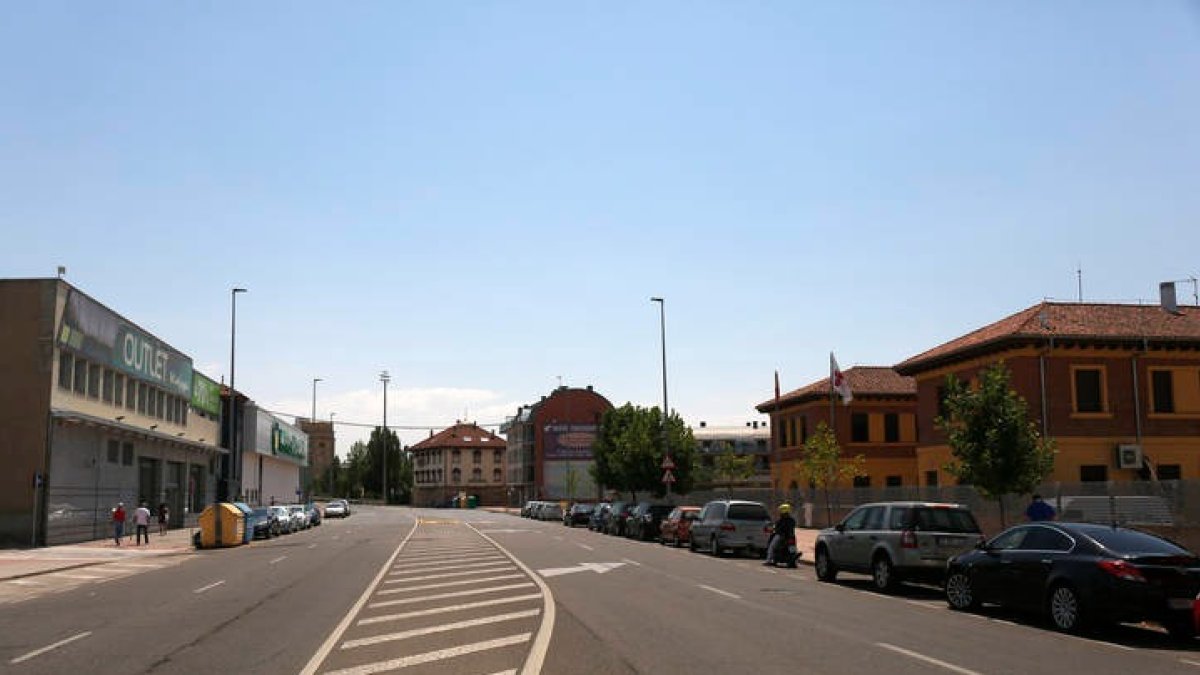 El paso de peatones dará paso desde el outlet de El Corte Inglés hasta la parada del bus. F. OTERO PERANDONES
