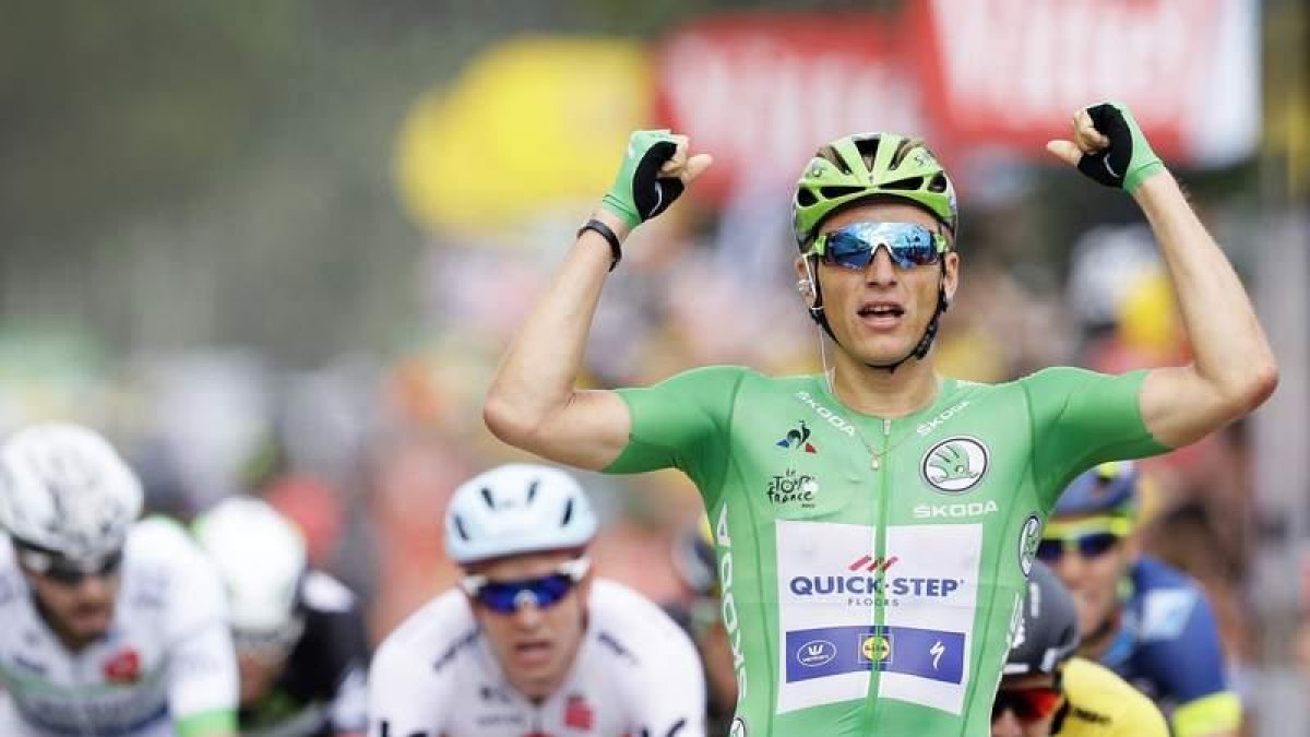 El ciclista alemán Marcel Kittel celebra la victoria con los brazos en alto.