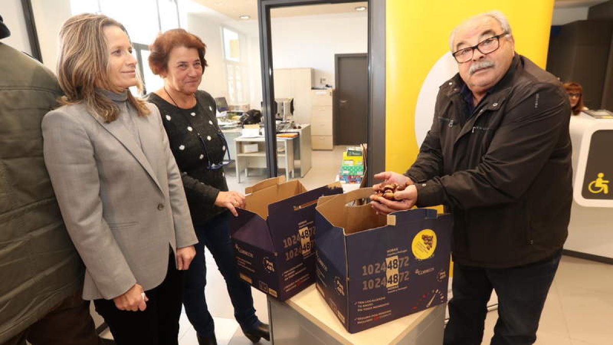 José Nerodo mostraba ayer los siete kilos de castañas que le envía a su hermano en Barcelona. LDM