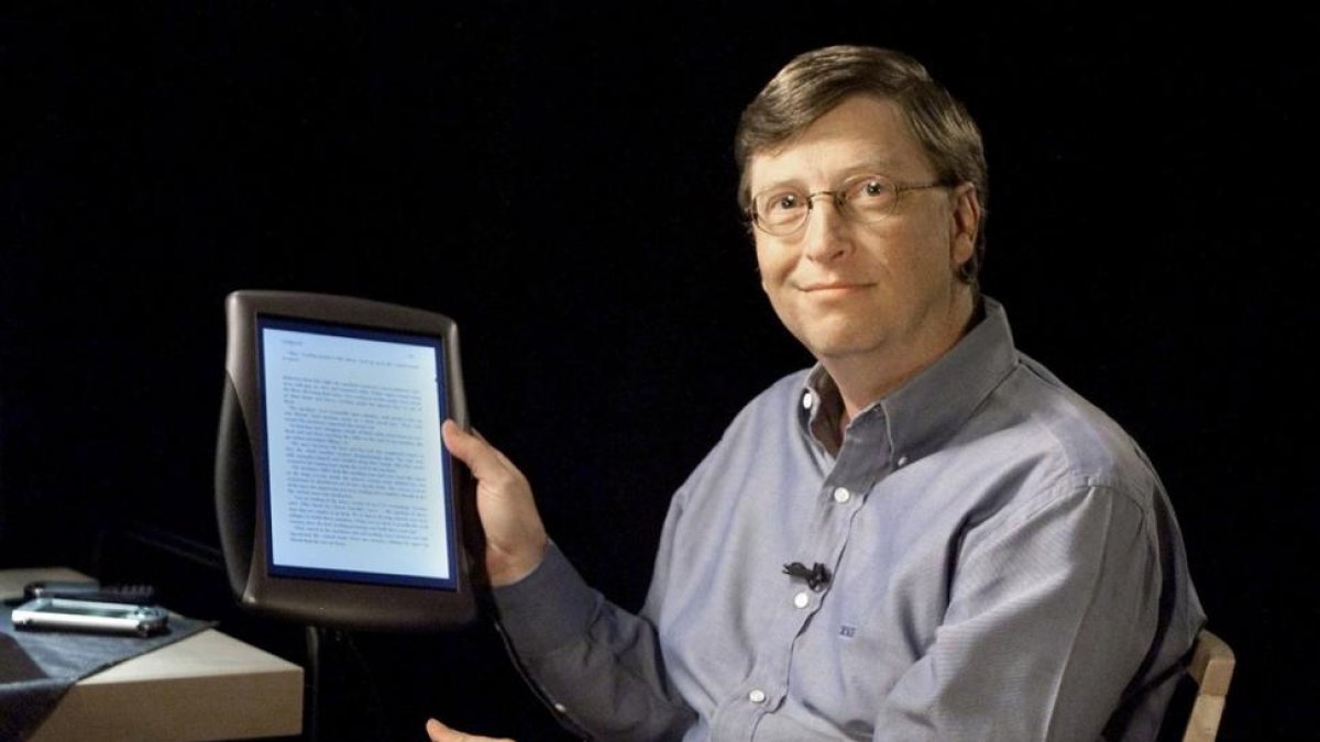 Bill Gates muestra el primer tablet que lanzó Microsoft en el 2000 con pantalla táctil.