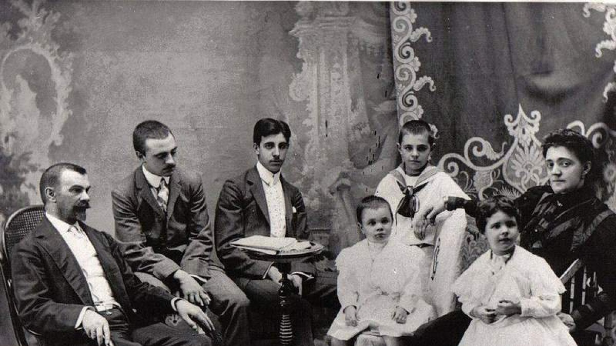 Cayo de Azcárate, Patricio, Pablo, Justino, Luis (detrás), María y Eulalia Flórez (madrastra).