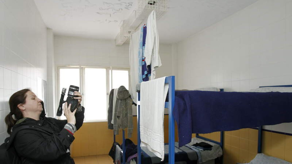 Una periodista, en una de las habitaciones del CIE de Barcelona, que abrió sus puertas.