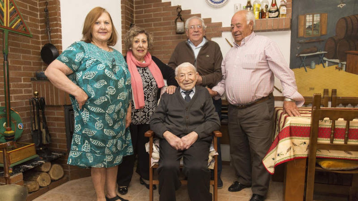 Manolo Franco, en Villaquilambre con su familia. No fue hombre de taberna ni partida, sí de trabajar, de dulces y bailes. FERNANDO OTERO