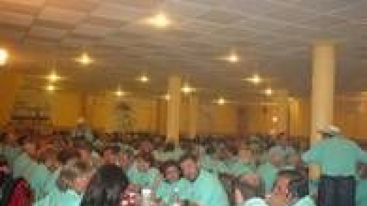 Cientos de personas abarrotaron el salón del pueblo en la cena