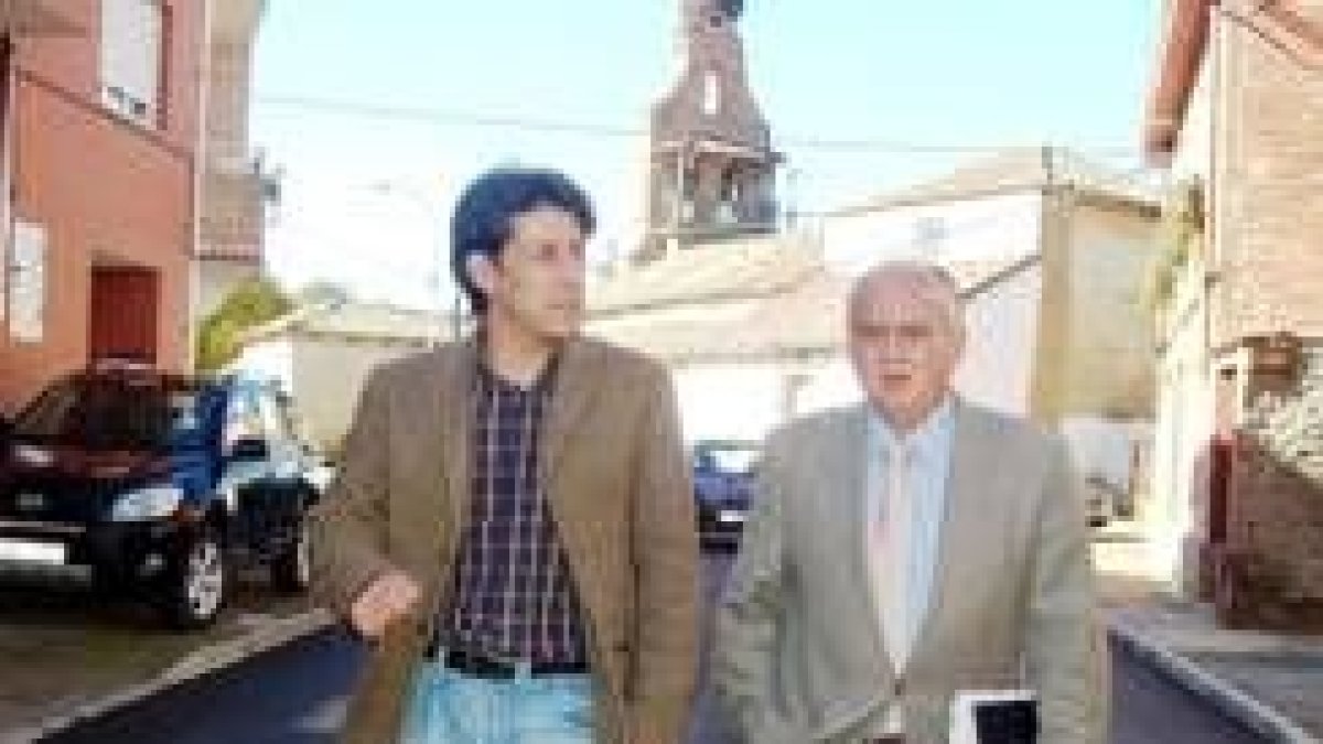 El alcalde de Villaquilambre y el pedáneo, tras la visita a la iglesia