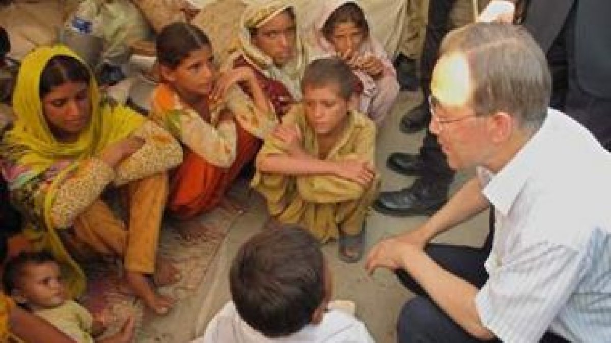 El secretario general de la ONU, Ban Ki-moon, charla con niños afectados en Pakistán.