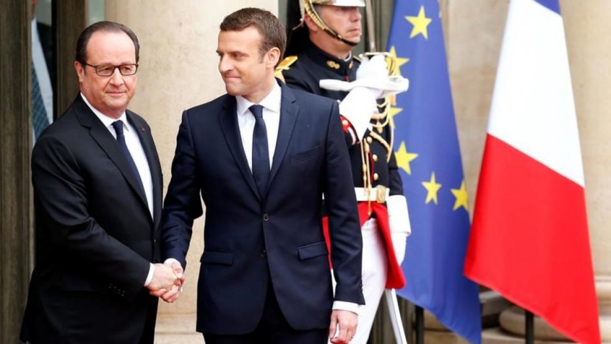 Saludo entre François Hollande y Emmanuel Macron.