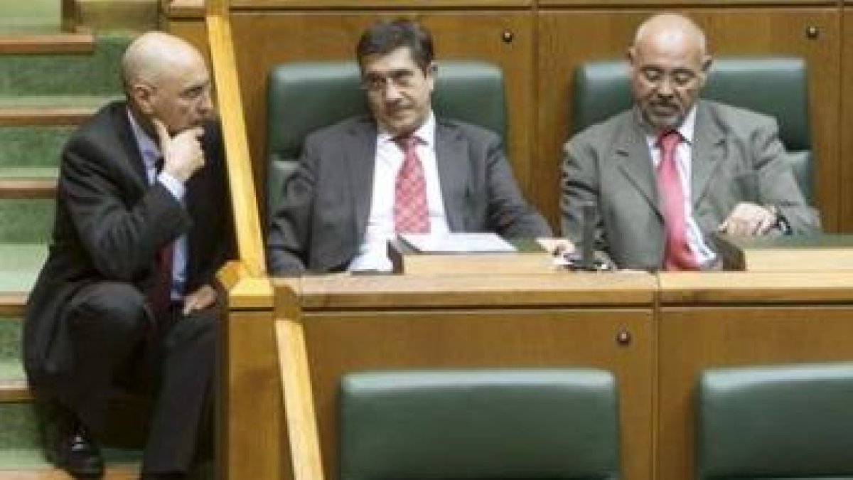 Rodolfo Ares, Patxi López y José Antonio Pastor, en el parlamento