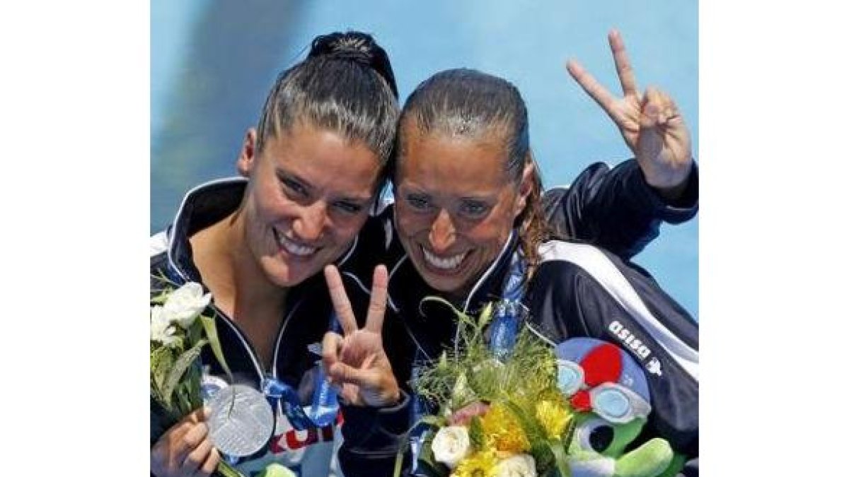 Gemma Mengual, a la derecha, y Andrea Fuentes muestran sus medallas de plata.