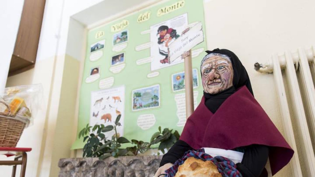 Actividad escolar relacionada con la Vieja del Monte en el colegio público Cervantes de la capital leonesa. F. OTERO PERANDONES