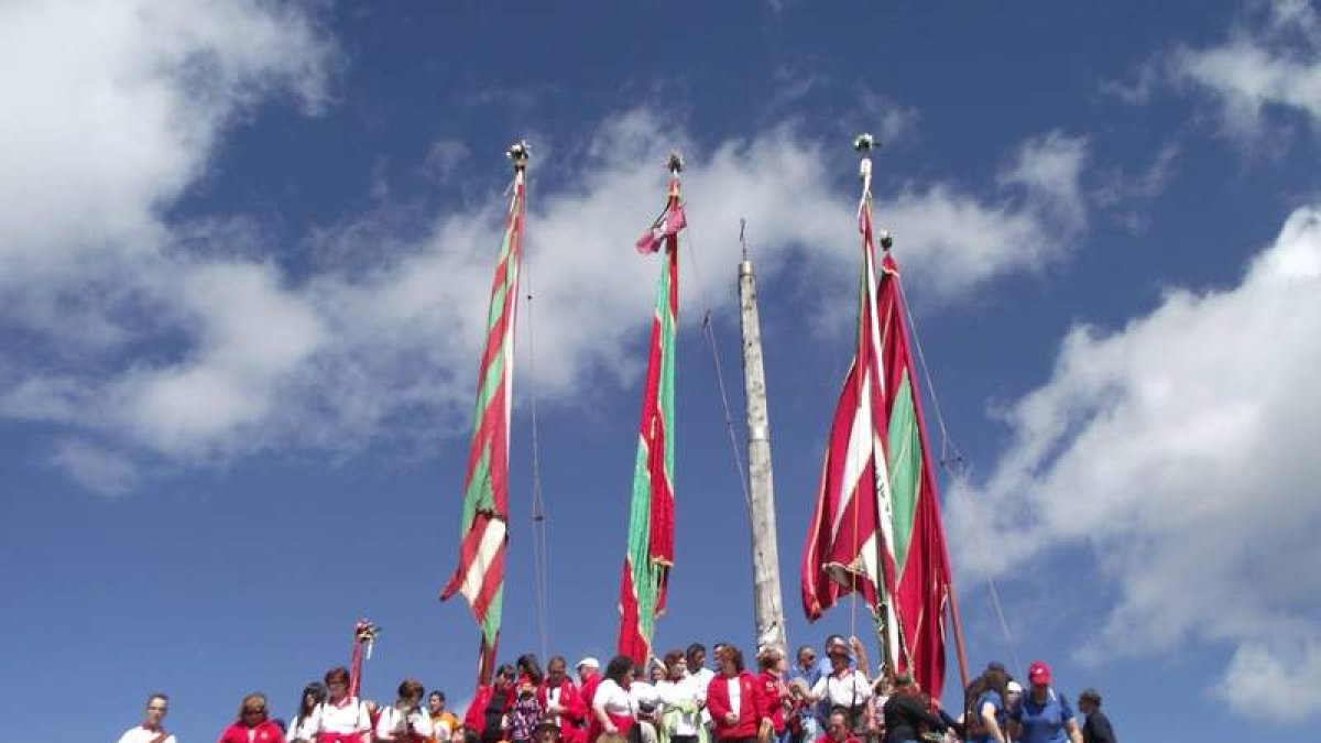 Los pendoneros, orgullosos, junto a los paños en la Cruz de Ferro