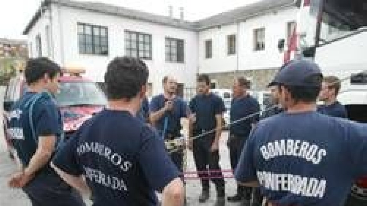 Bomberos de Ponferrada, durante uno de los ejercicios que forman parte de su entrenamiento