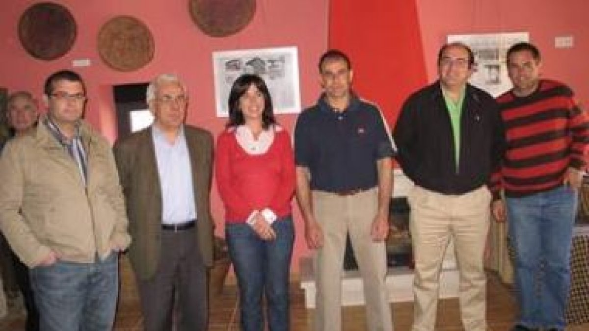Autoridades y responsables de las obras dentro de museo etnográfico de Villacidayo