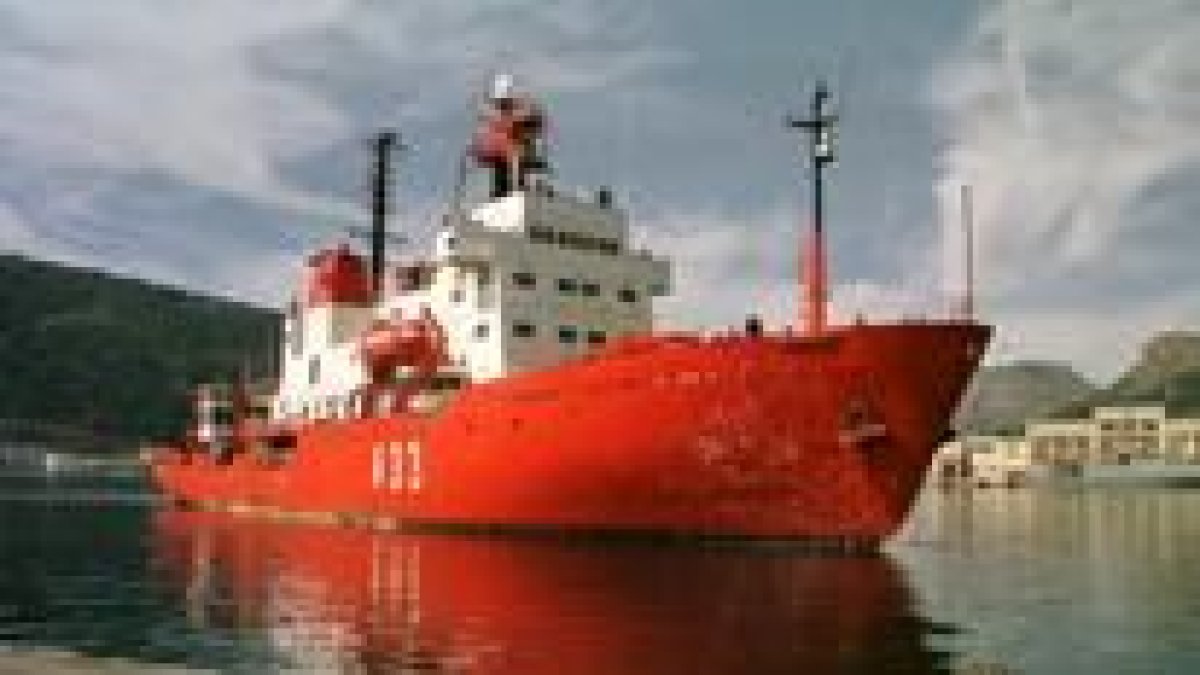 El buque Hespérides investigará el fondo océanico de Galicia tras el vertido del «Prestige»