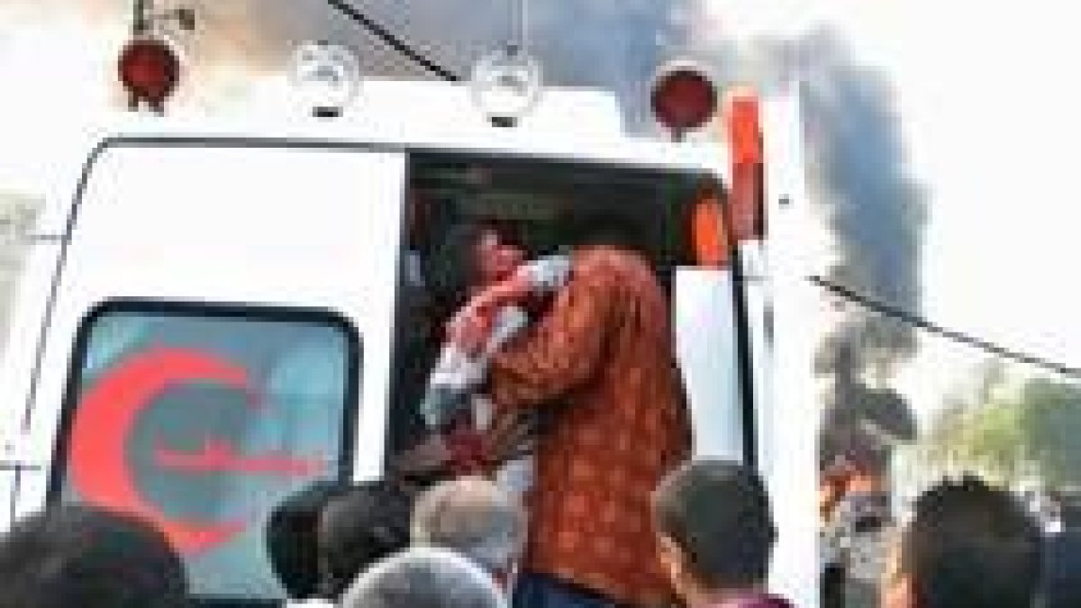 Efectivos de la Luna Roja introducen en una ambulancia a uno de los heridos en la explosión