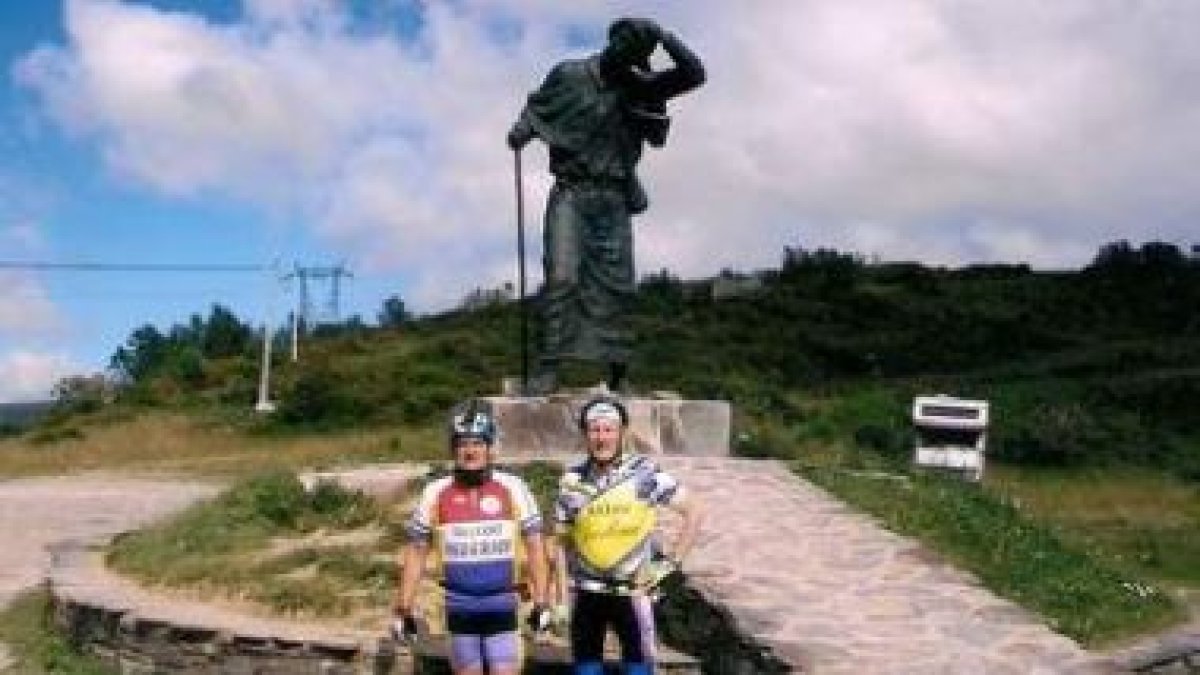 Baltasar Ferreras y José Ramos durante el viaje a Santiago en bici de este año.