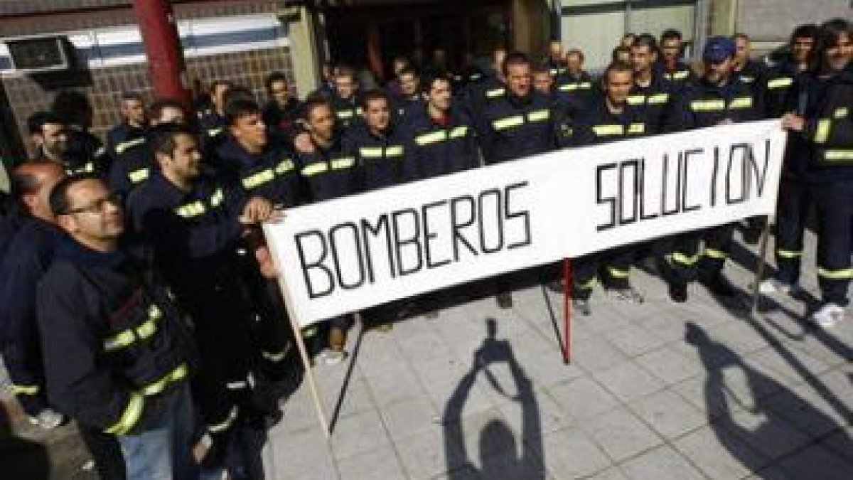 La plantilla del servicio de bomberos de León, a la puerta del parque exigiendo soluciones.