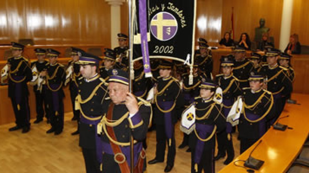 La banda de música de Las Tres Caídas estrena este año uniforme regalado por el consistorio.