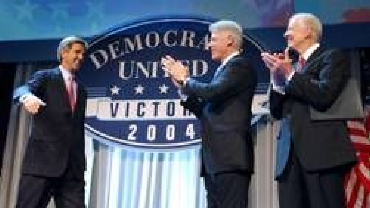 Kerry se dispone a estrechar la mano de Clinton y Carter