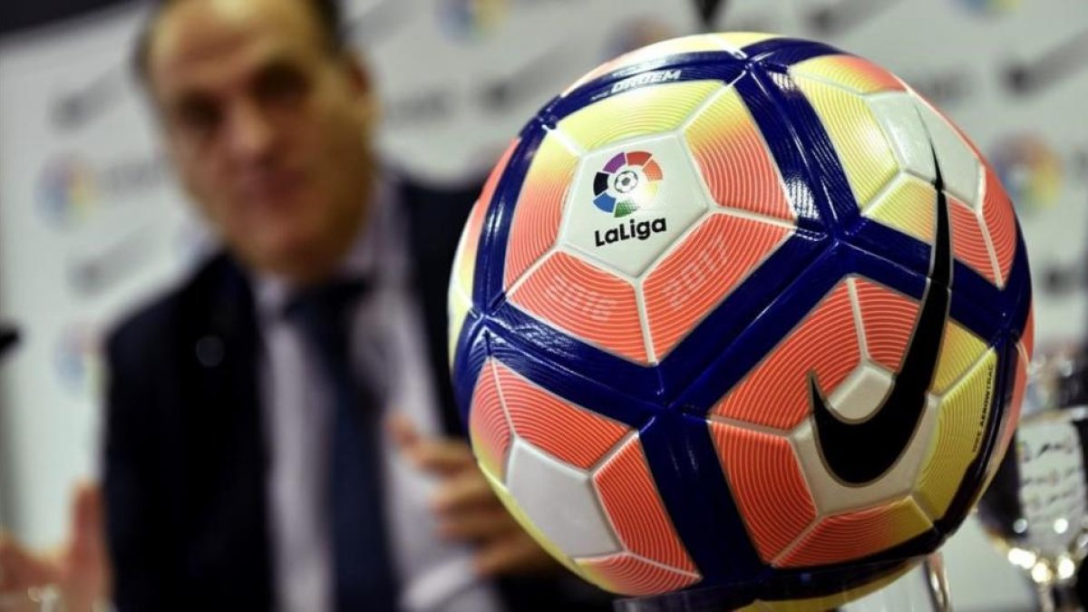 Javier Tebas presentó el nuevo balón para la próxima temporada.