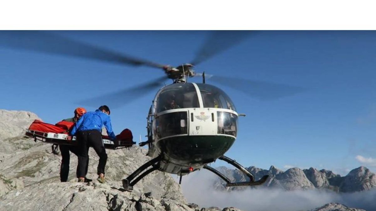 Agentes del GREIM de Sabero rescatan a un excursionista con un helicóptero del servicio aéreo de la Guardia Civil.