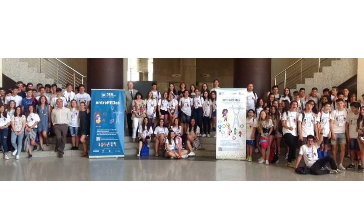Los alumnos recibieron sus distinciones ayer, en la Delegación Territorial de la Junta en León. DL
