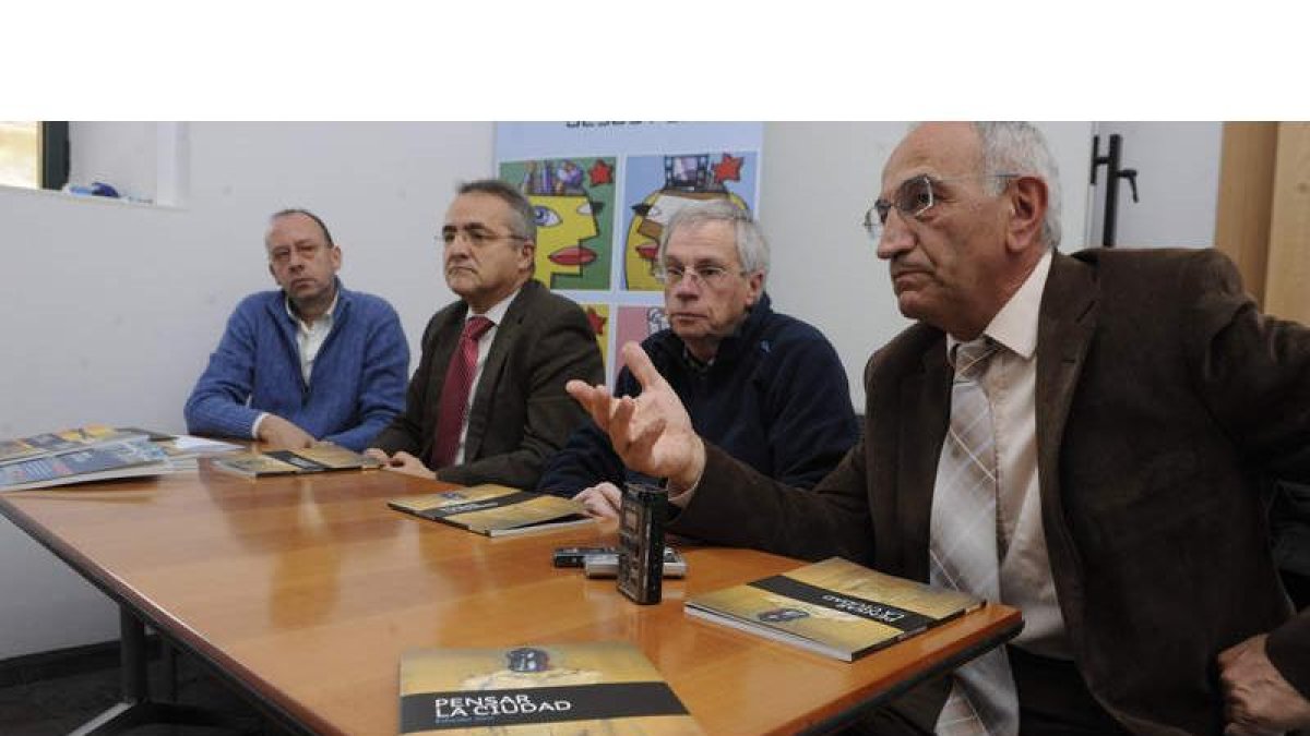 Ignacio Fernández, Dionisio Domínguez, Carlos Pérez-Alfaro y Lorenzo López Trigal, ayer en la presentación del libro.