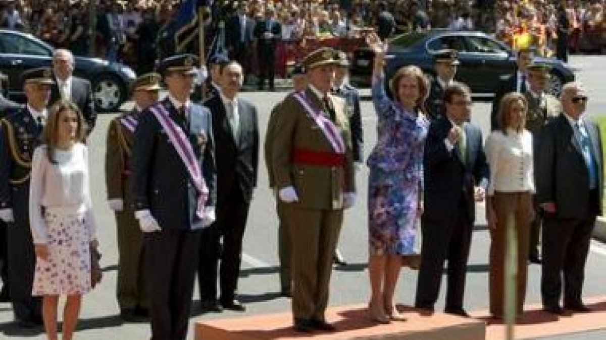 Los Reyes, junto a los Principes y Carme Chacon, durante el Día de las Fuerzas Armadas