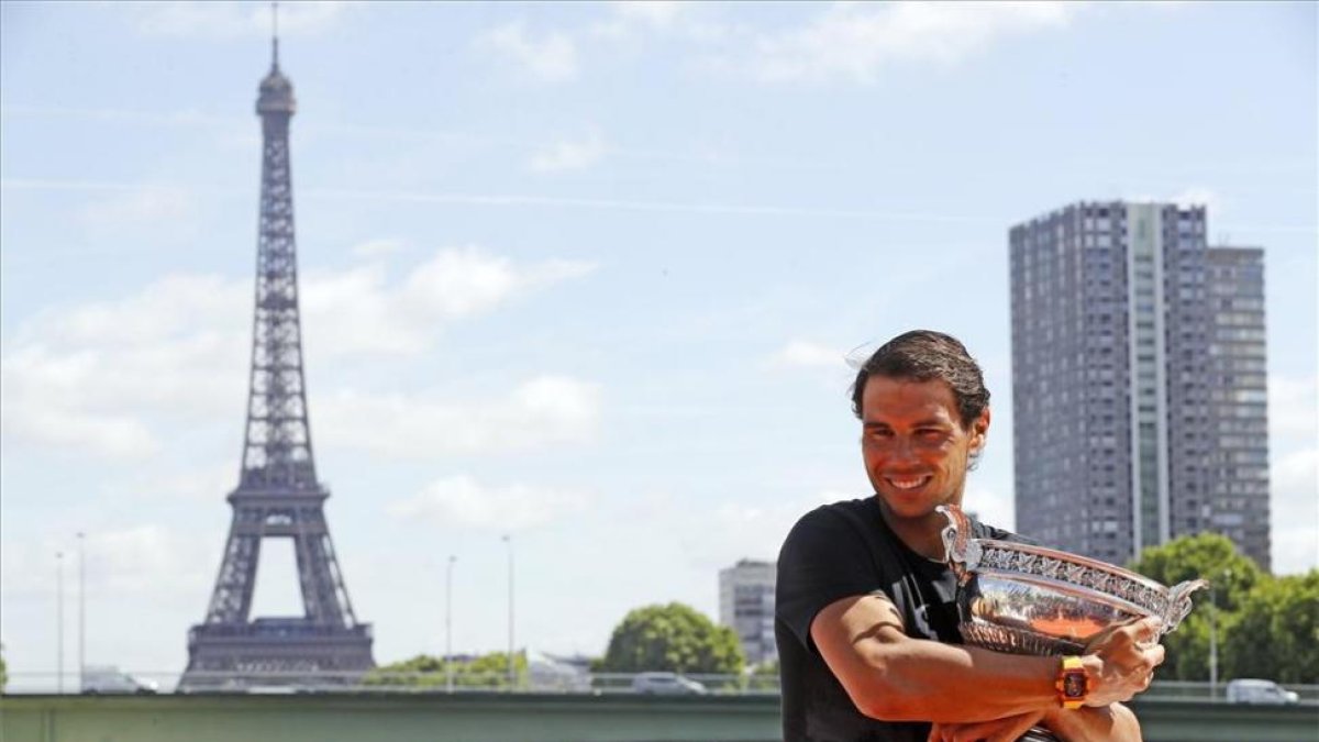 El tenista español posa con su trofeo para celebrar su décima victoria en el Roland Garros