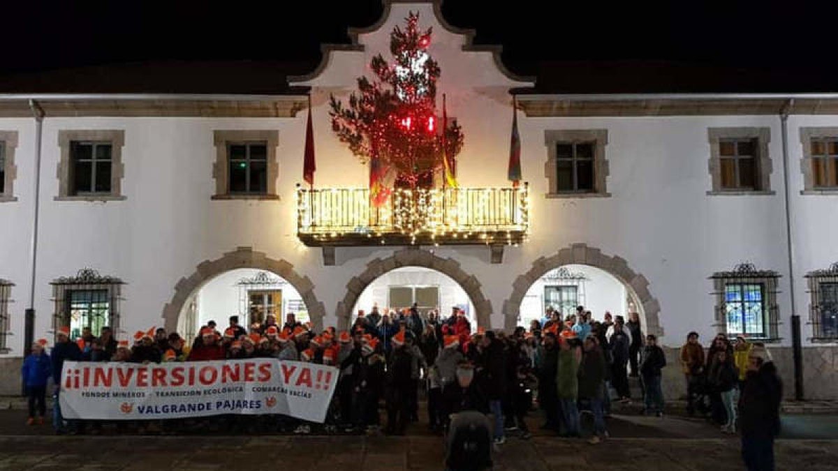 La protesta tuvo lugar frente al consistorio de Villamanín.