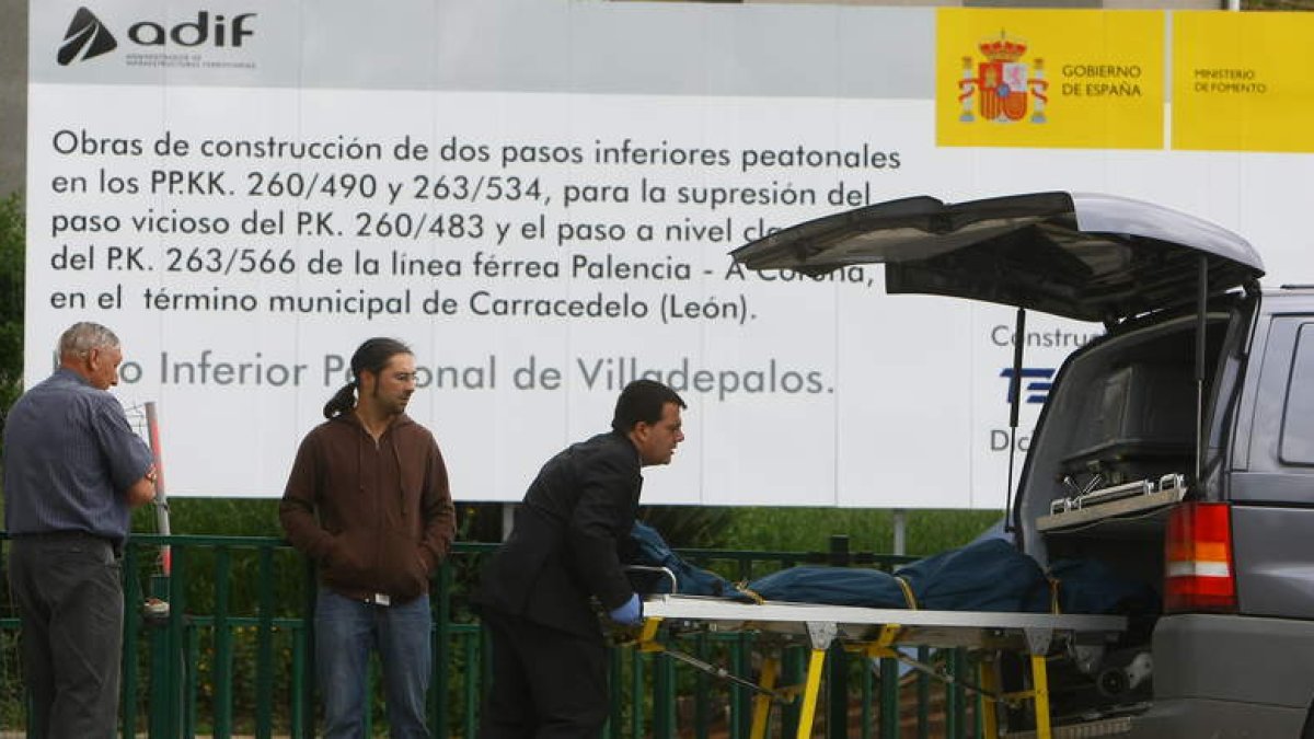 La foto es de mayo del 2008, cuando una mujer de 41 años era arrollada por el tren en Villadepalos. Se ve el cartel de Adif.