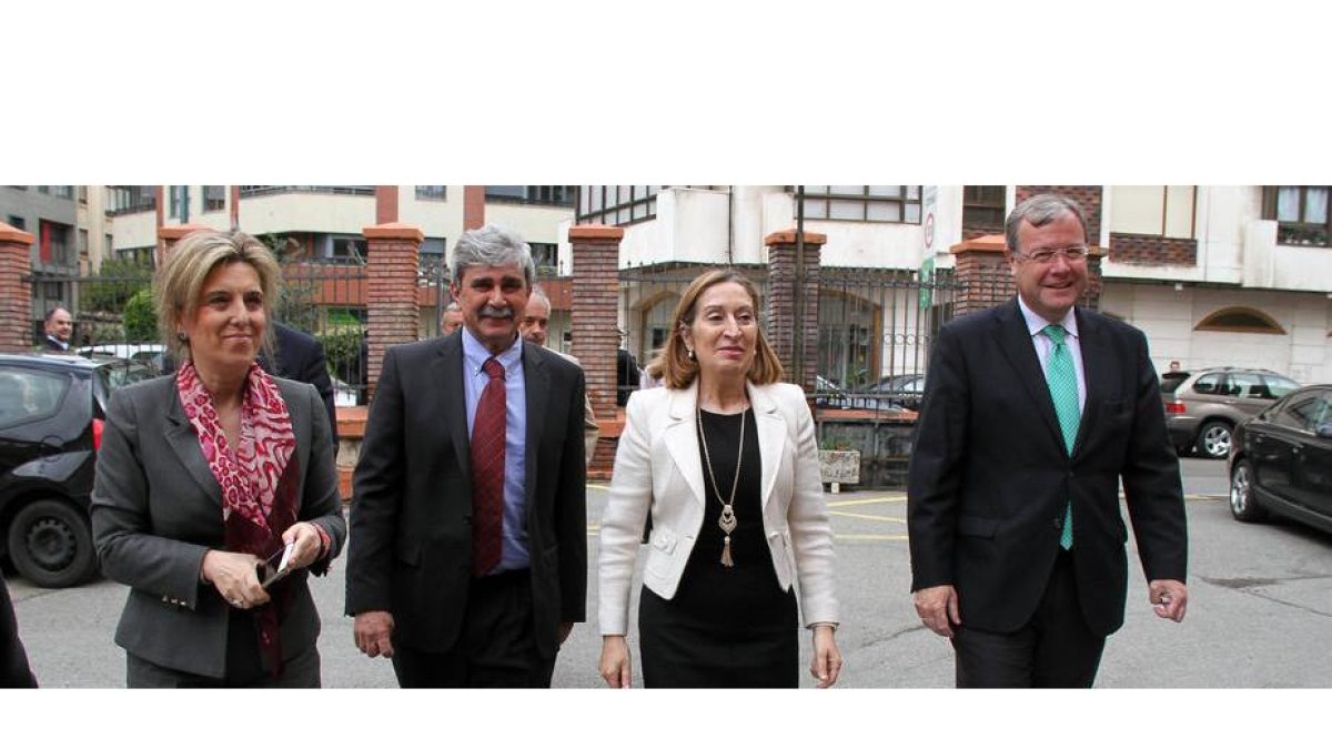 Ana Pastor con el rector Juan Francisco García Marín, el alcalde Antonio Silván y la delegada del Gobierno en Castilla y León, María José Salgueiro