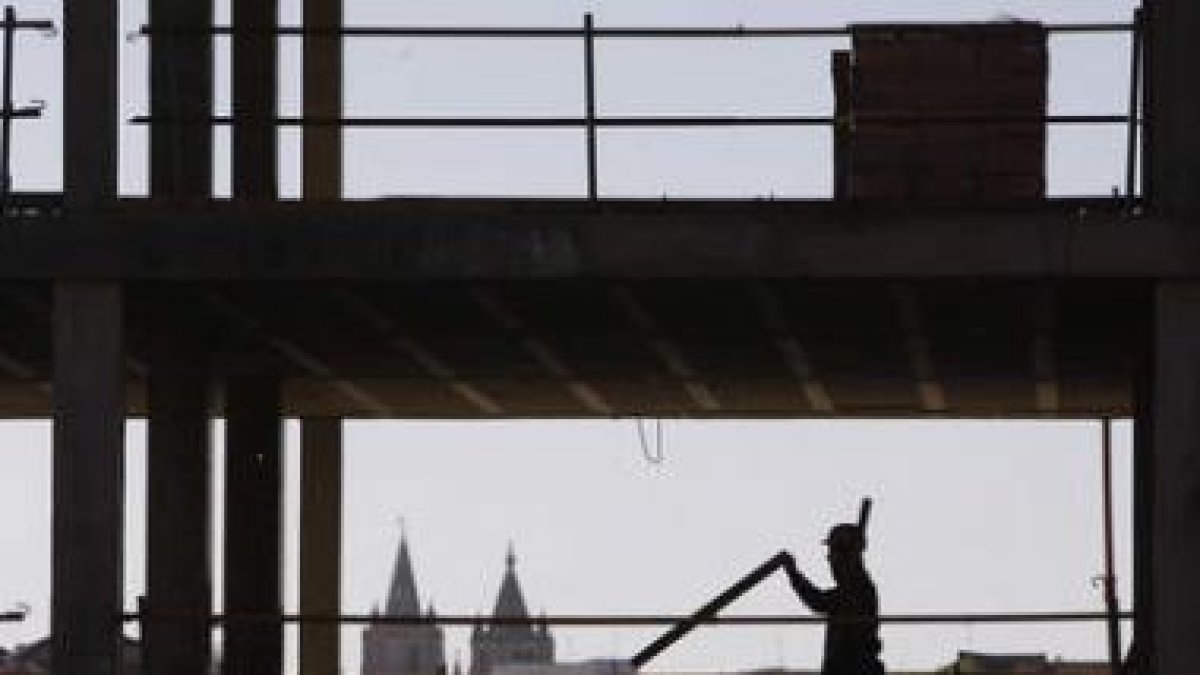 Un hombre trabaja en la construcción de un edificio.