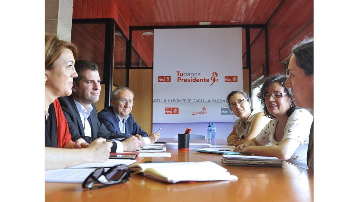 Representantes del PSOE y de las asociaciones de padres, ayer.