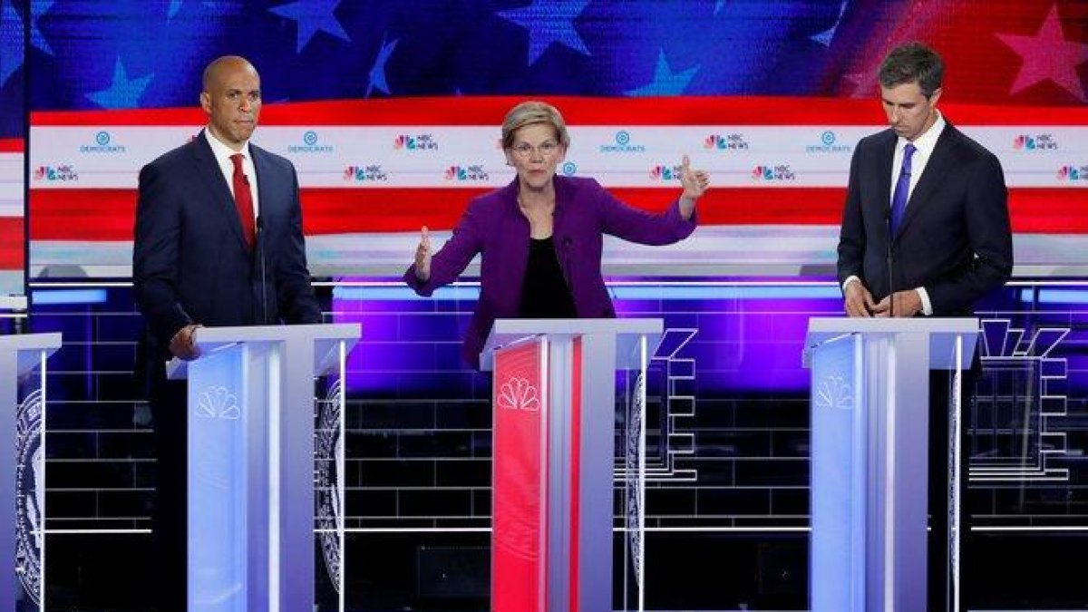 Elizabeth Warren, junto a Cory Booker y Beto ORourke, durante el primer debate de las primarias demócratas.