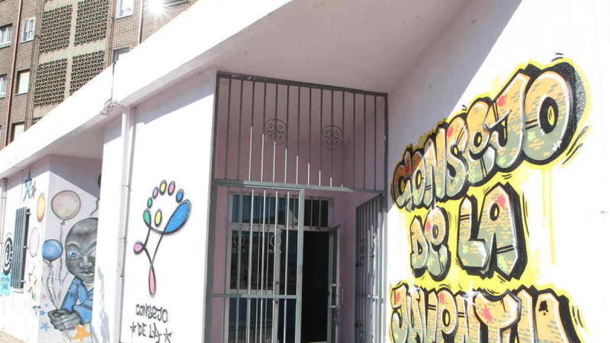 Puerta de acceso al Consejo de la Juventud de Ponferrada.