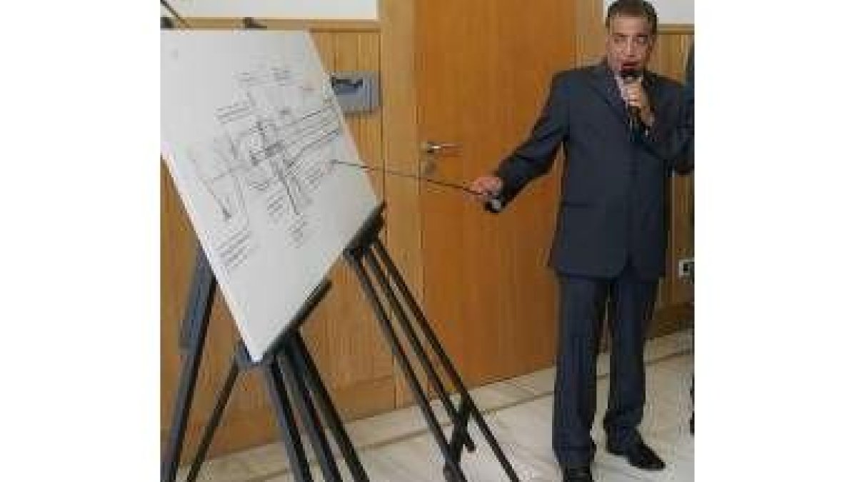 El director del aeropuerto, Rafael Escobar, el día que presentó la ampliación