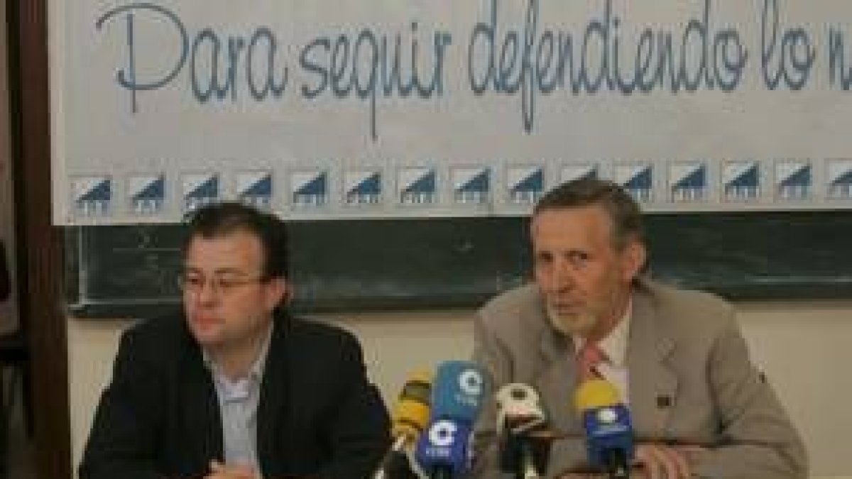 Tarsicio Carballo (derecha) junto a su abogado, en la rueda de prensa que ofreció ayer por la tarde
