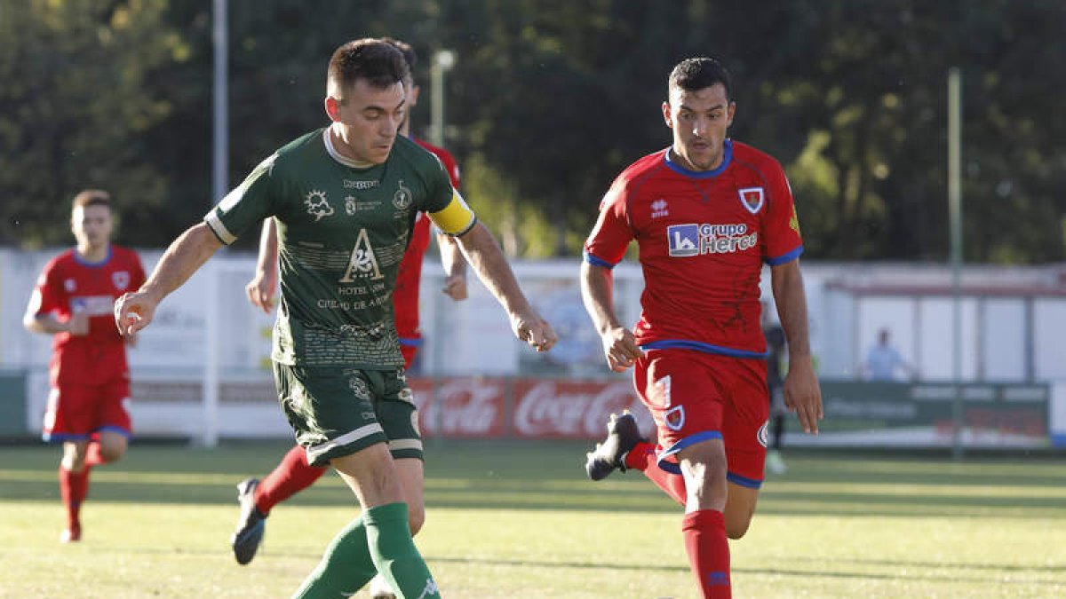 Diego Peláez con su gol hizo soñar durante muchos minutos a la afición maragata. MARCIANO PÉREZ