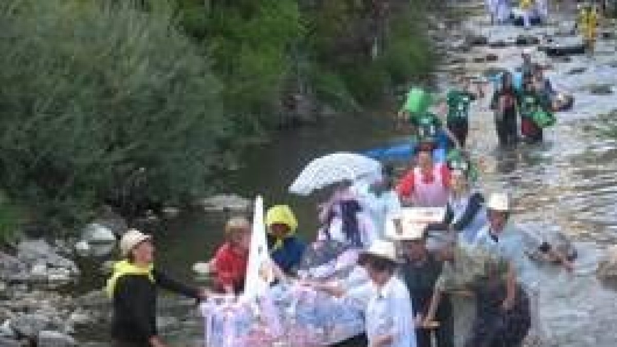 Un grupo de participantes que se lanzaron ayer al río Bernesga haciendo gala del buen humor