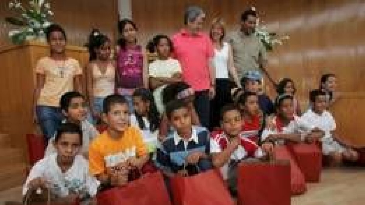 Los niños con sus regalos, posan  para la foto junto al alcalde, la concejala y el delegado saharaui