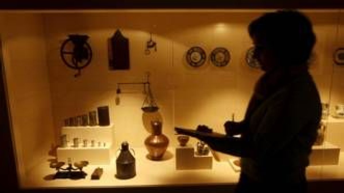 Un visitante contempla una de las vitrinas del museo, en una imagen de archivo