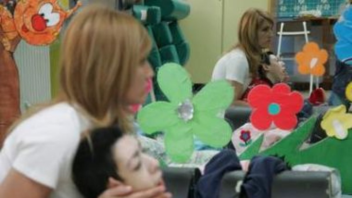 Atención en el Centro de Día de San Cayetano a una persona afectada de parálisis cerebral
